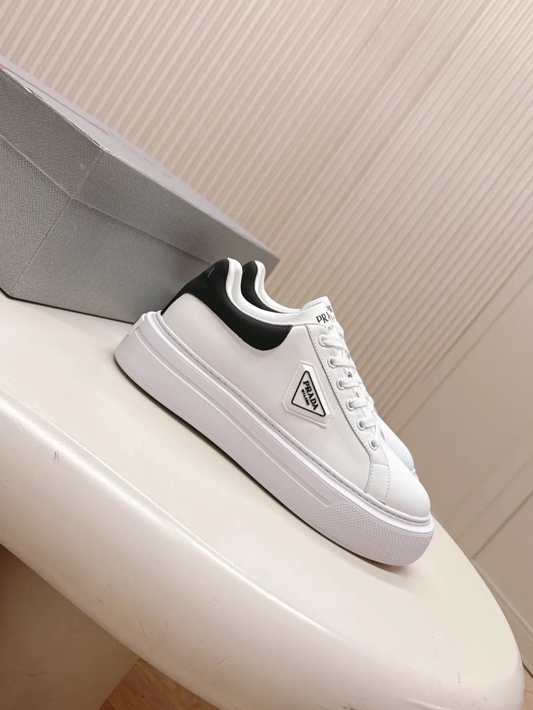 👟👟Ex-factory price 600👟👟 Prada 25ss new casual white shoes, couple style 👫 P fashion white shoes, re-released, high-quality shipments, elegant and generous, comfortable on the feet, super classic, super light and comfortable on the feet Fabric: silky cowhide Lining: water-dyed sheepskin lining + genuine leather foot sole: EVA outsole Code number: 35-45 (40 for women, 45 for men, customized)